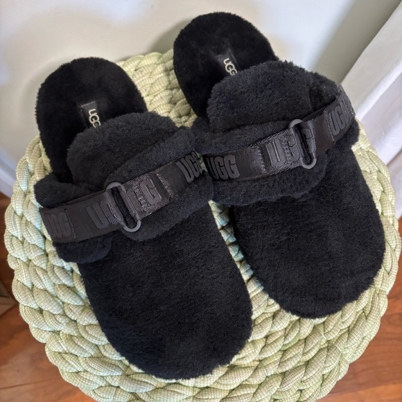 UGG Black Fuzzy Wool Closed Round Toe Logo Print Strap Slippers NWOB - Picture 5 of 10